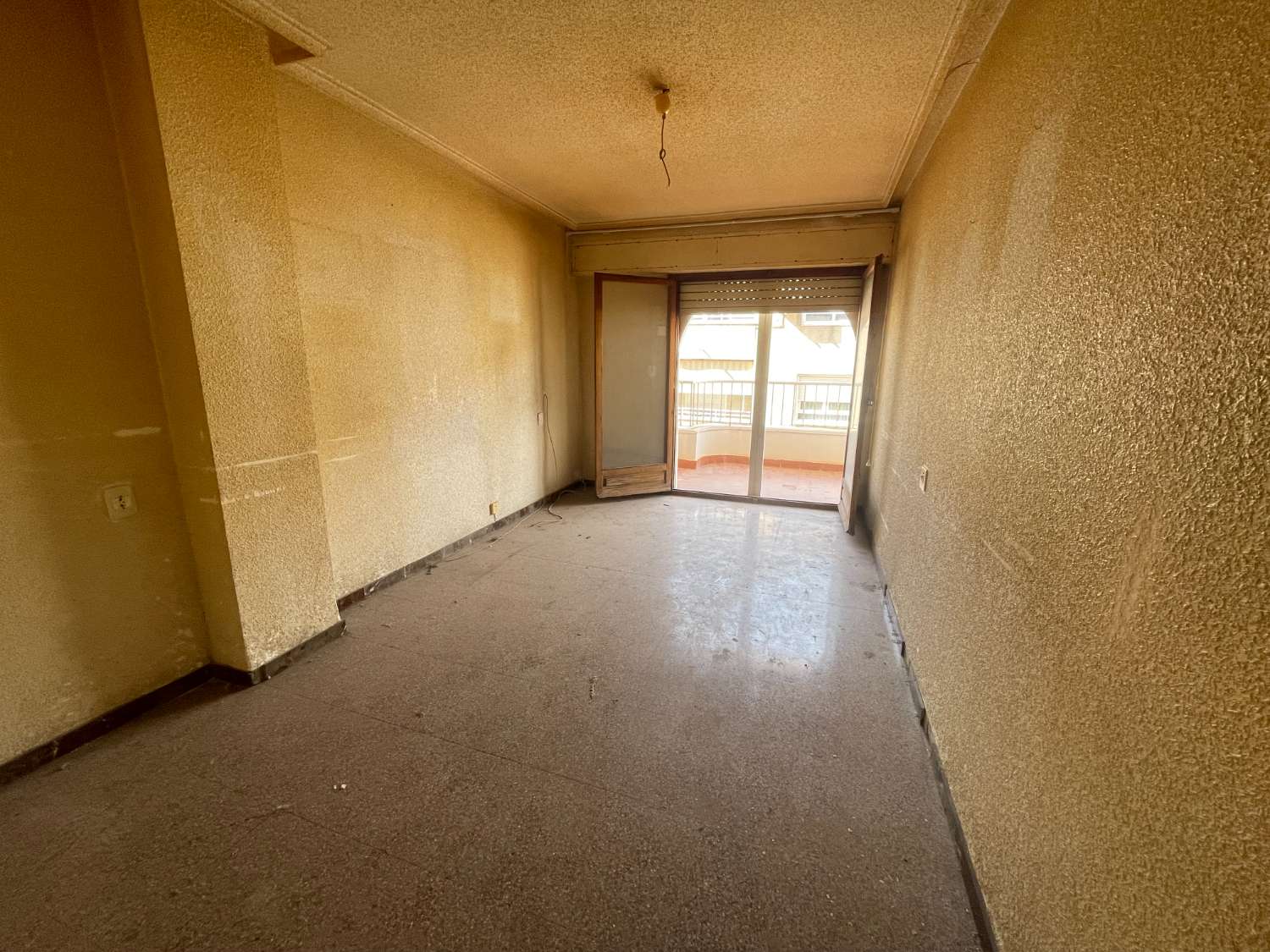 MAAK UW AANBIEDING!! APPARTEMENT MET 4 SLAAPKAMERS OM TE HERVORMEN!!