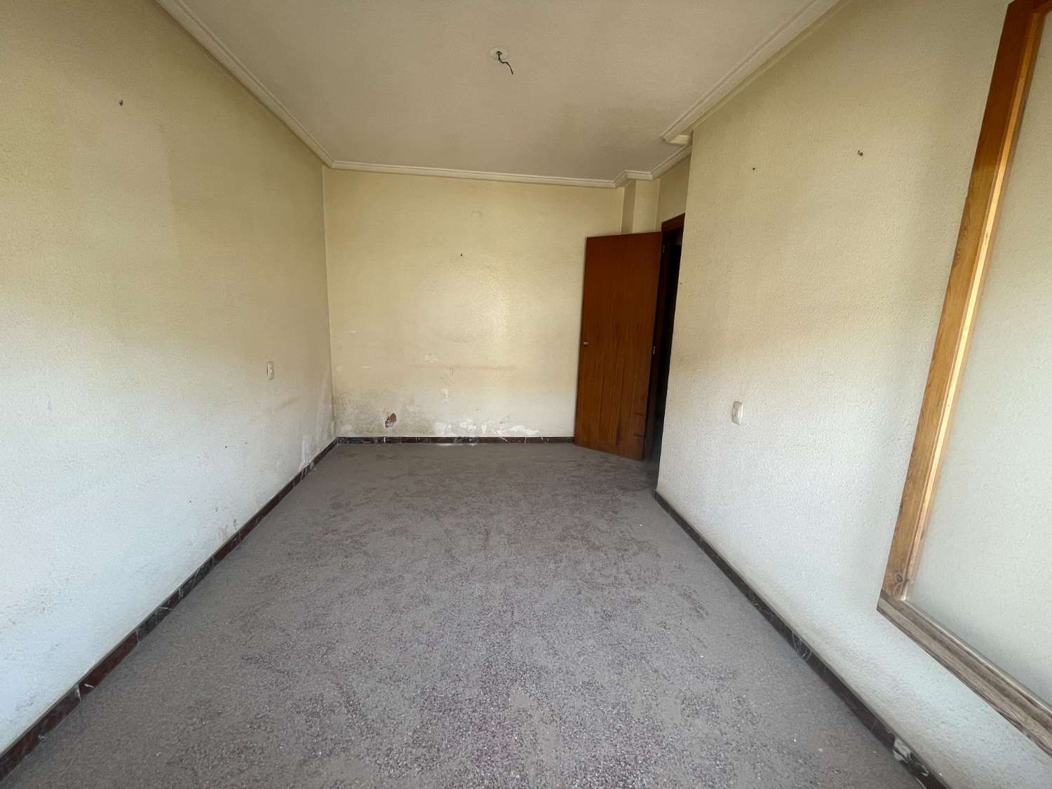 MAAK UW AANBIEDING!! APPARTEMENT MET 4 SLAAPKAMERS OM TE HERVORMEN!!