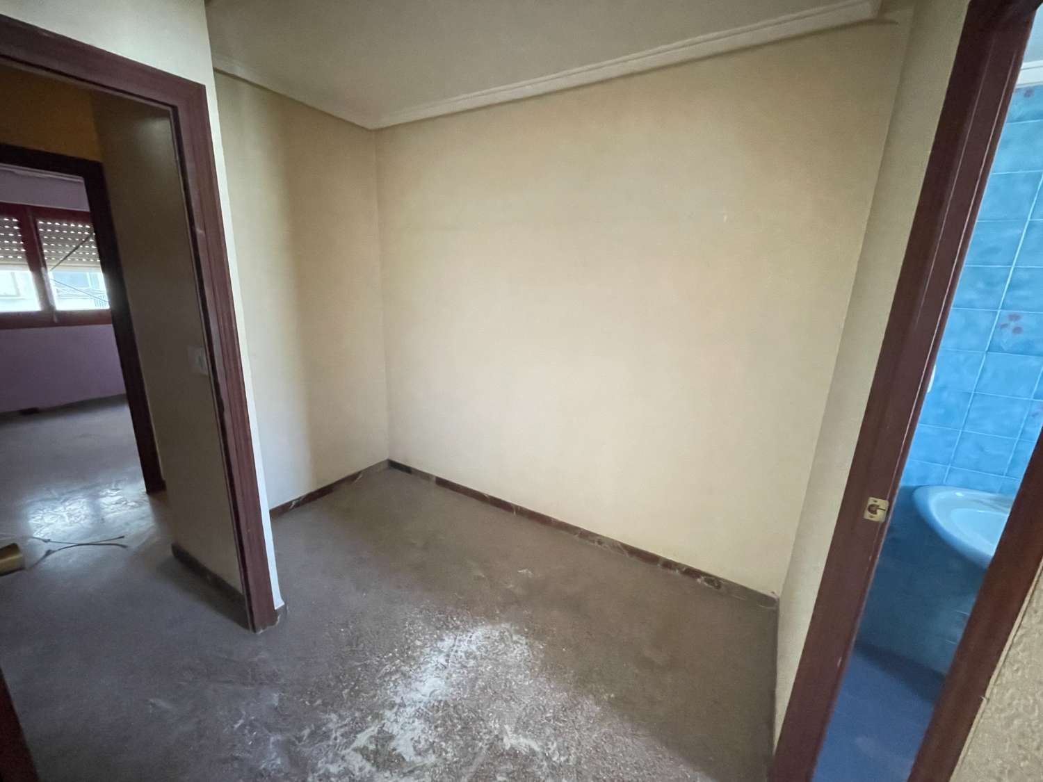 MAAK UW AANBIEDING!! APPARTEMENT MET 4 SLAAPKAMERS OM TE HERVORMEN!!