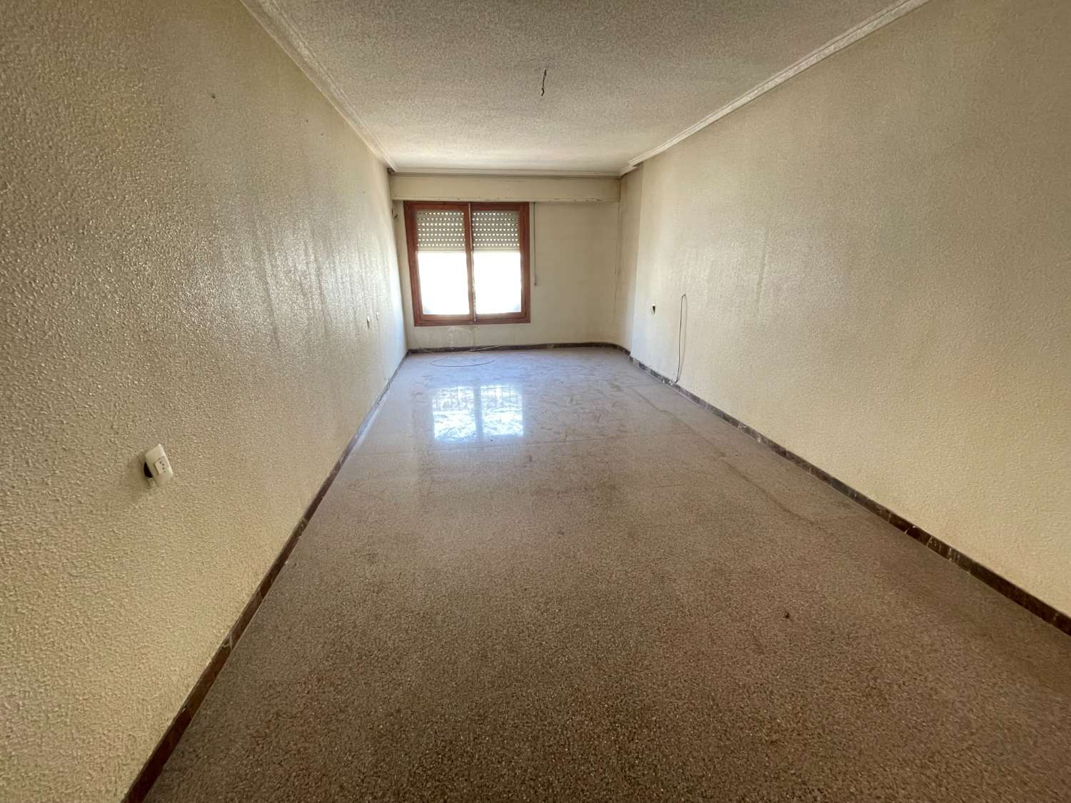 FAITES VOTRE OFFRE !! APPARTEMENT DE 4 CHAMBRES À RÉFORMER!!