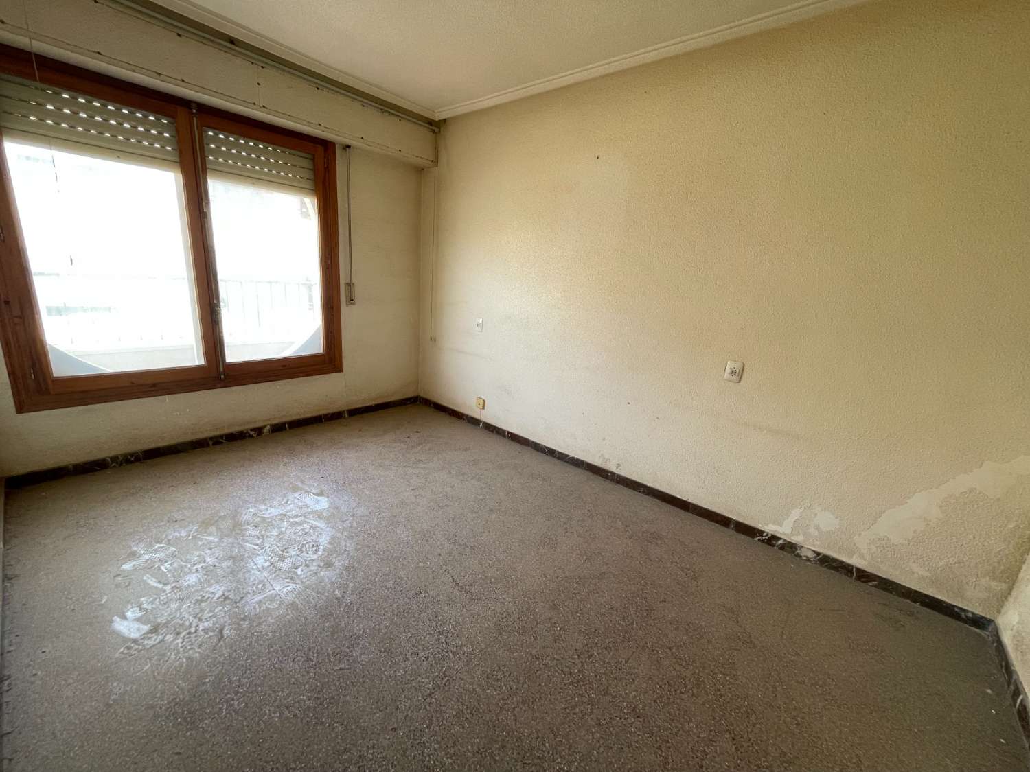 MAAK UW AANBIEDING!! APPARTEMENT MET 4 SLAAPKAMERS OM TE HERVORMEN!!