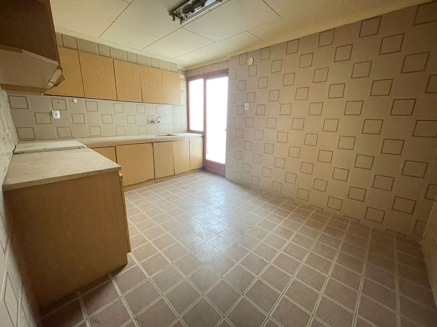 MAAK UW AANBIEDING!! APPARTEMENT MET 4 SLAAPKAMERS OM TE HERVORMEN!!