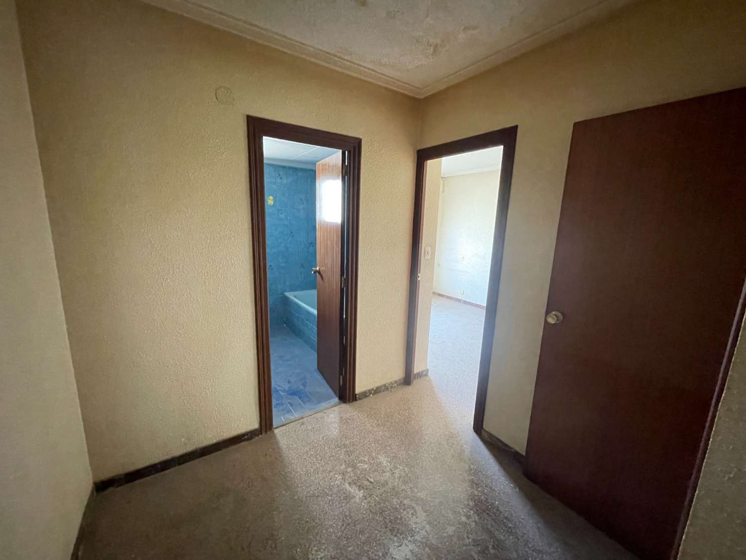 MAAK UW AANBIEDING!! APPARTEMENT MET 4 SLAAPKAMERS OM TE HERVORMEN!!