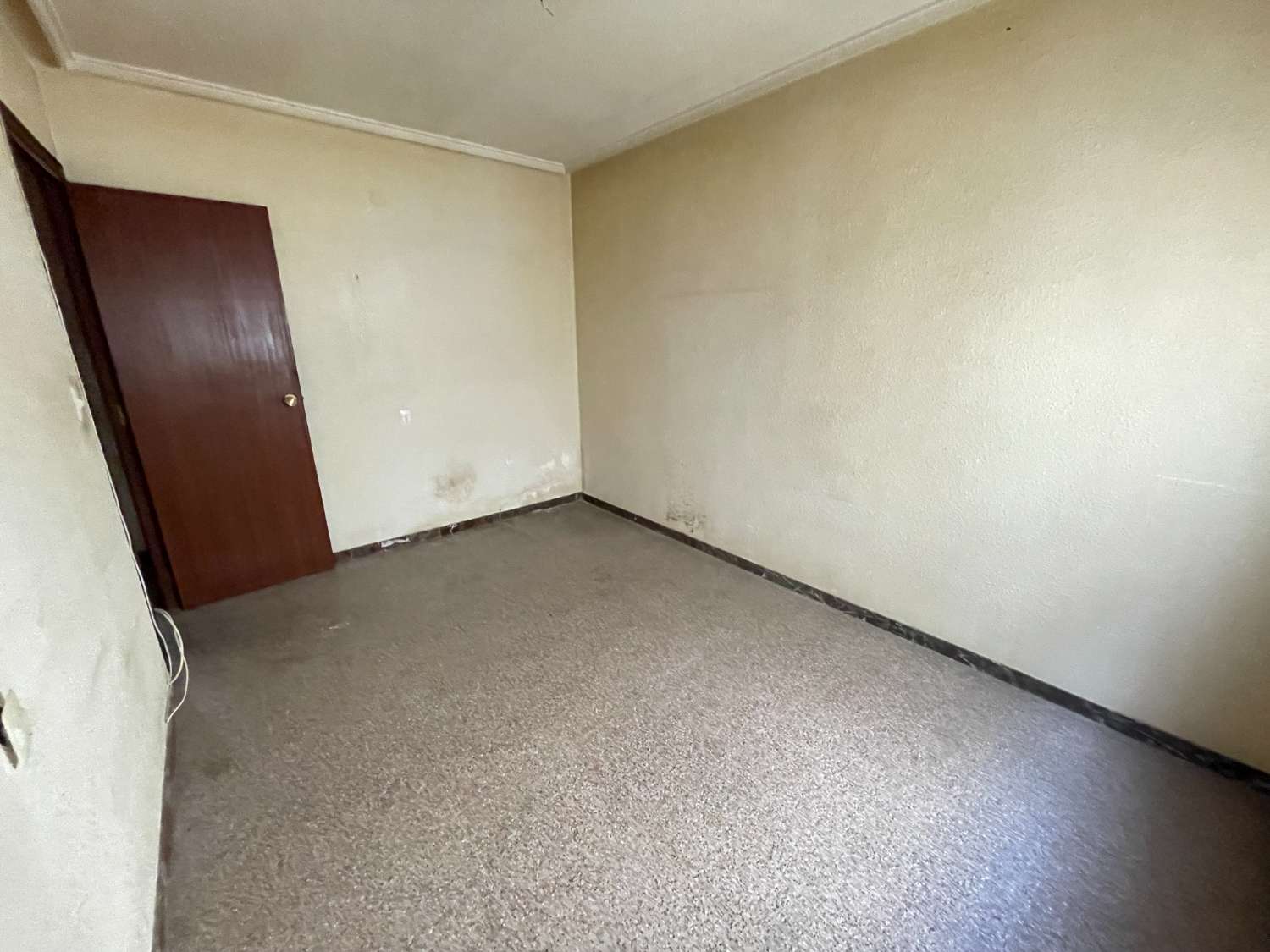 MAAK UW AANBIEDING!! APPARTEMENT MET 4 SLAAPKAMERS OM TE HERVORMEN!!