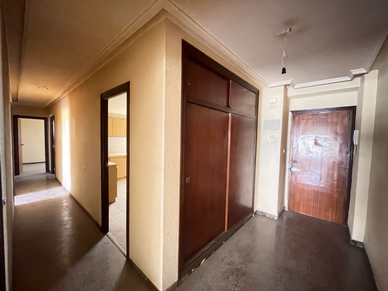 MAAK UW AANBIEDING!! APPARTEMENT MET 4 SLAAPKAMERS OM TE HERVORMEN!!