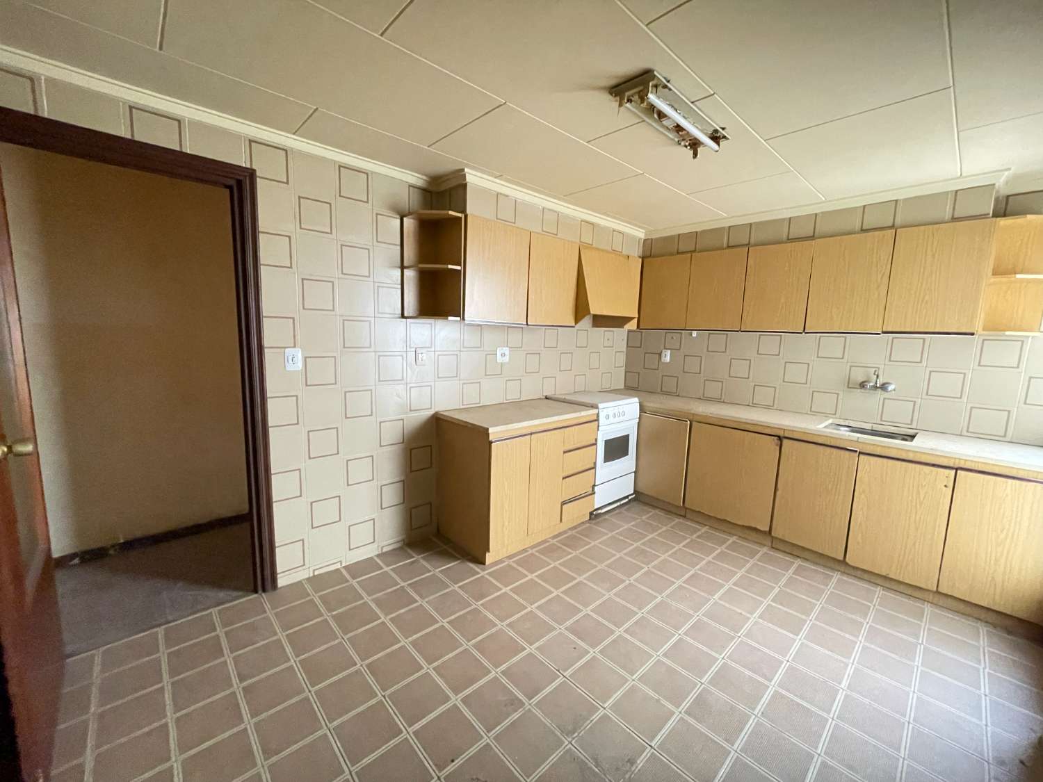 MAAK UW AANBIEDING!! APPARTEMENT MET 4 SLAAPKAMERS OM TE HERVORMEN!!