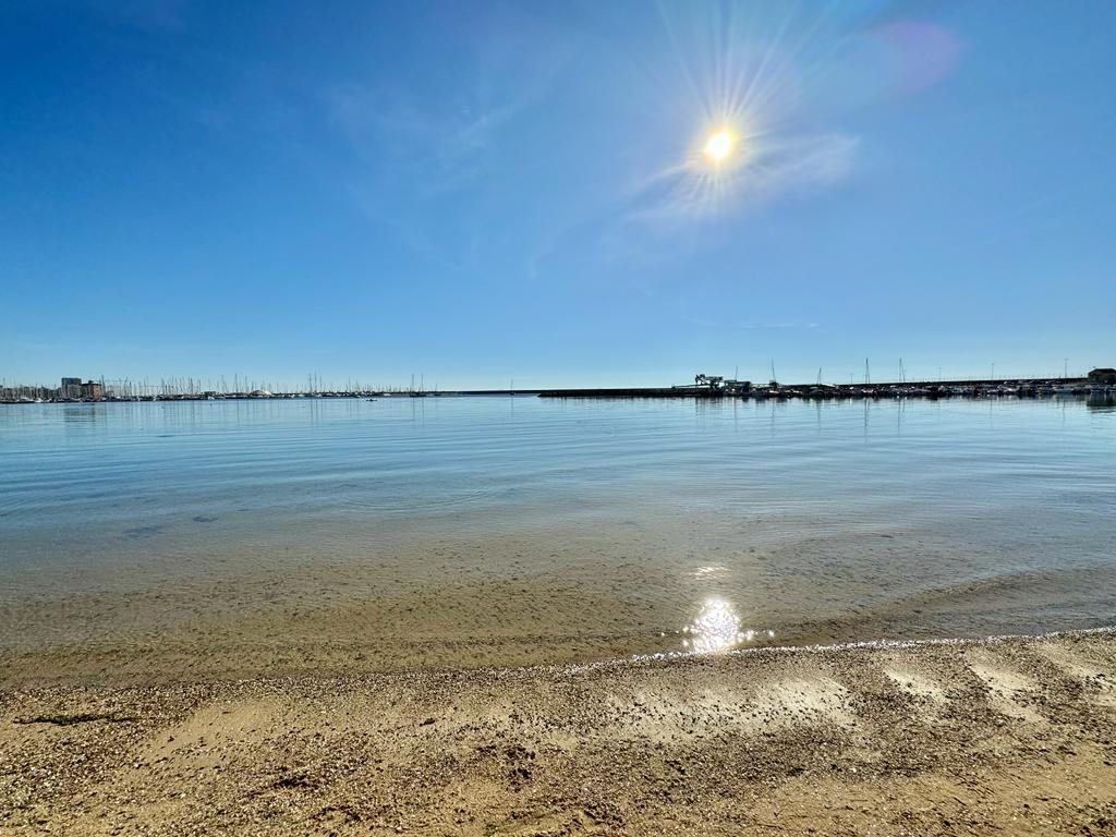 ACEQUION DE PLAGE DE PREMIÈRE LIGNE