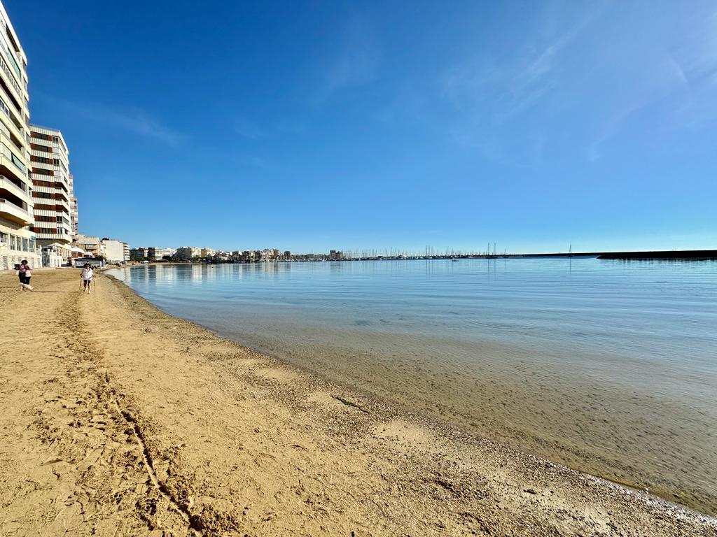 EERSTE LIJN ACEQUION STRAND