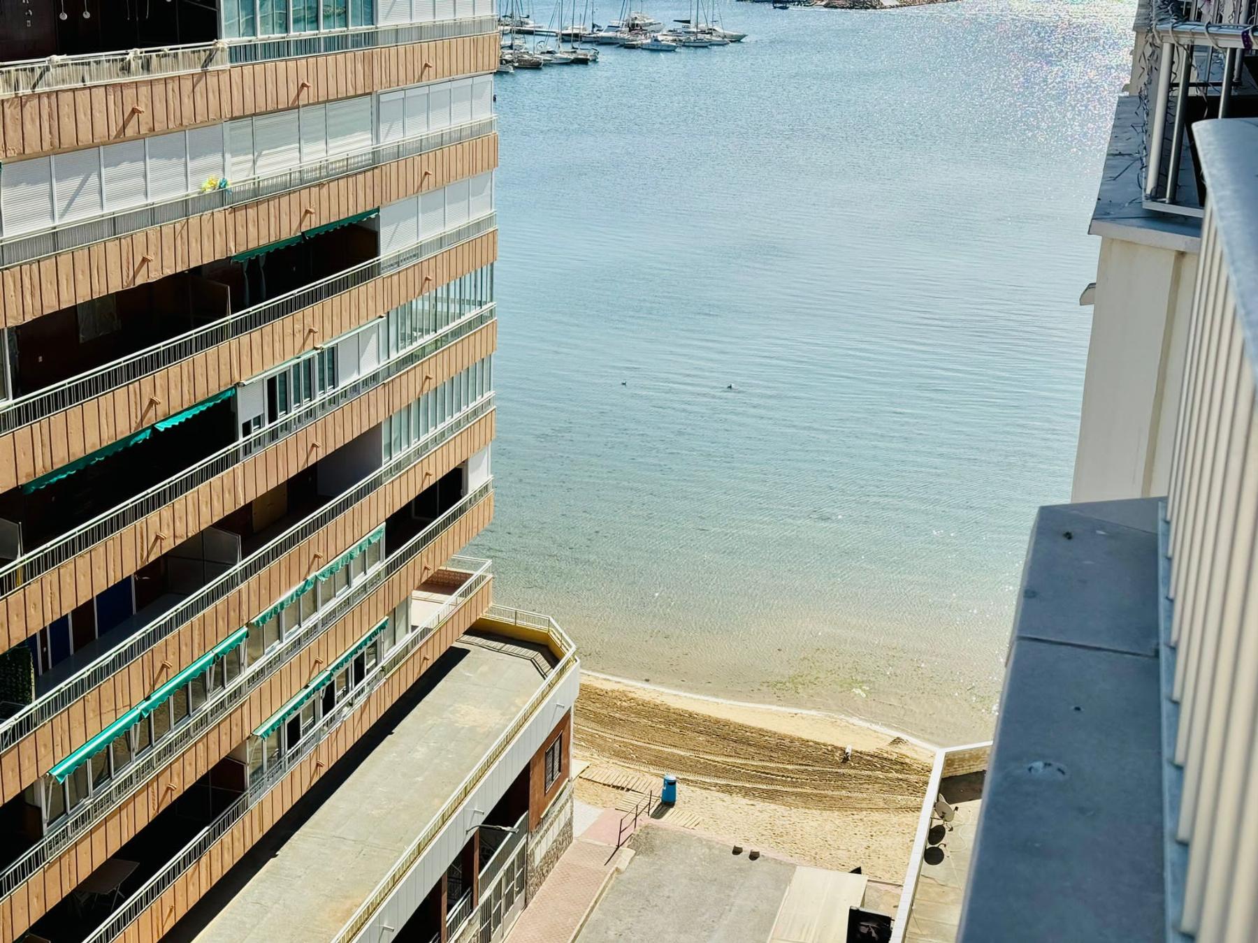 EERSTE LIJN ACEQUION STRAND