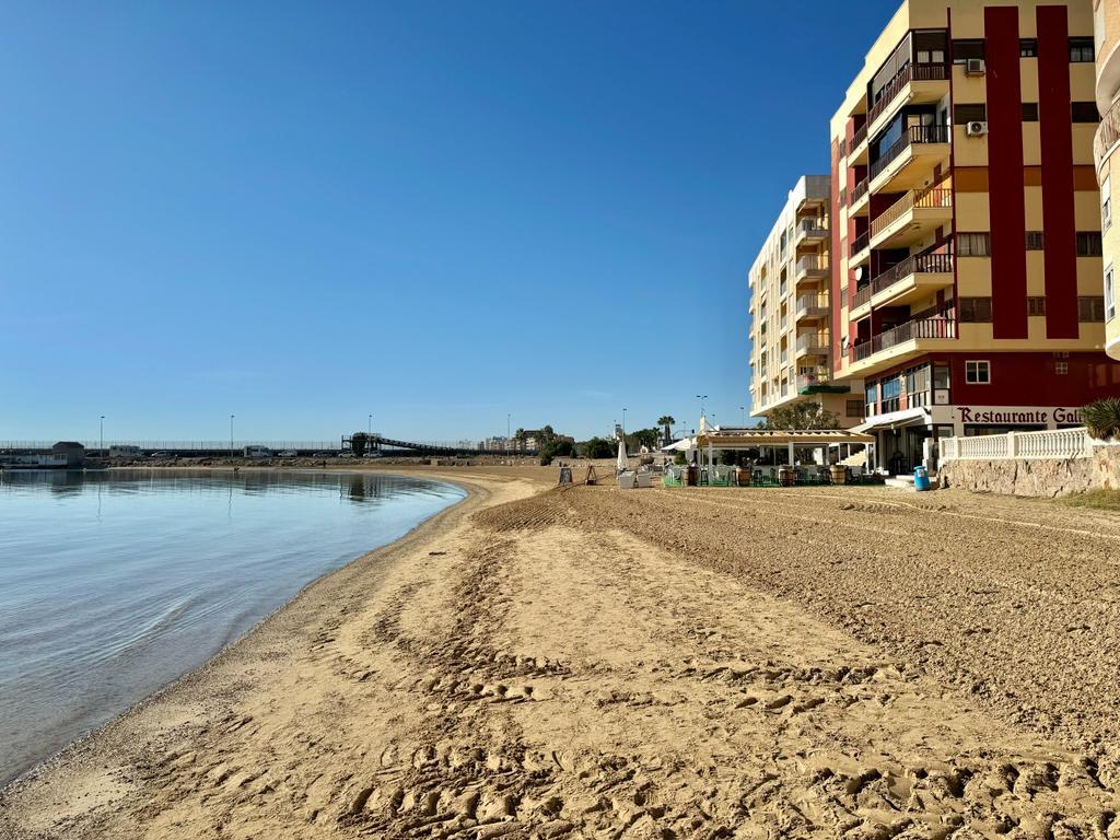 EERSTE LIJN ACEQUION STRAND