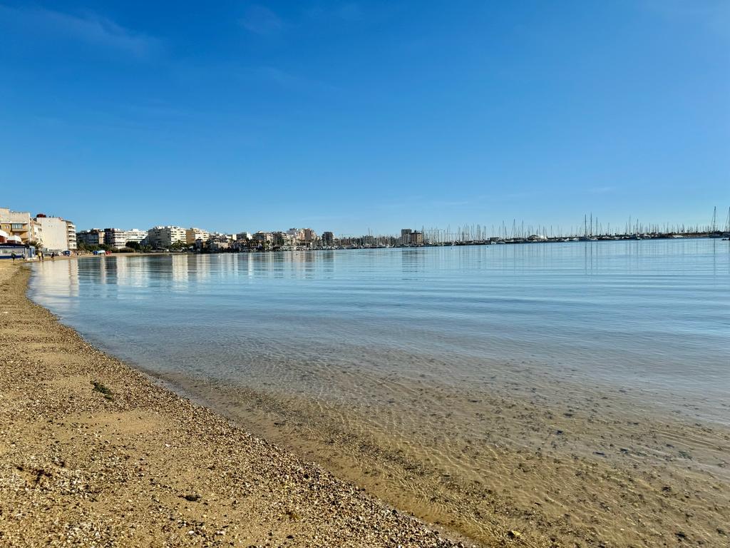 EERSTE LIJN ACEQUION STRAND