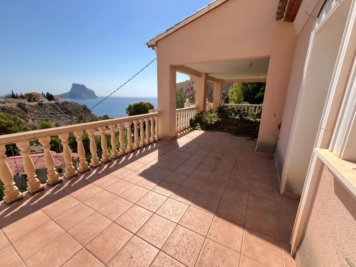 DETACHED CHALET, 860M2 OF PLOT AND 205M2 OF LIVING AREA WITH FRONTAL VIEWS OF THE PEÑON DE IFACH!!