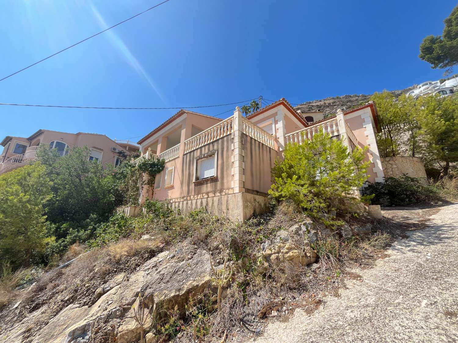 DETACHED CHALET, 860M2 OF PLOT AND 205M2 OF LIVING AREA WITH FRONTAL VIEWS OF THE PEÑON DE IFACH!!