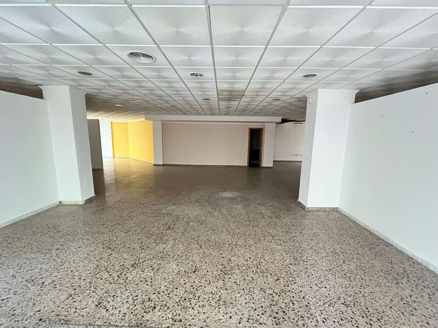 HAGA SU OFERTA!! LOCAL COMERCIAL 233M2 EN ESQUINA!