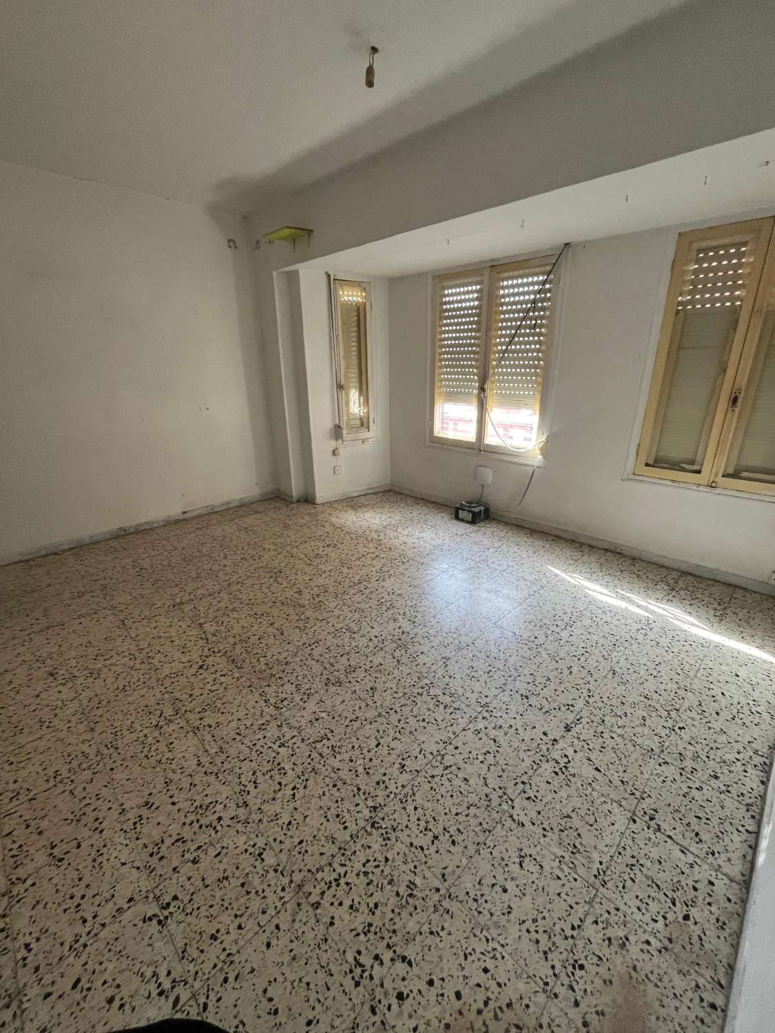 MAAK JE AANBOD!! APPARTEMENT TE HERVORMEN IN HET CENTRUM VAN SANTA POLA!!